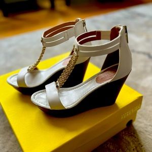 Kenneth Cole white/gold wedge sandal, size 5